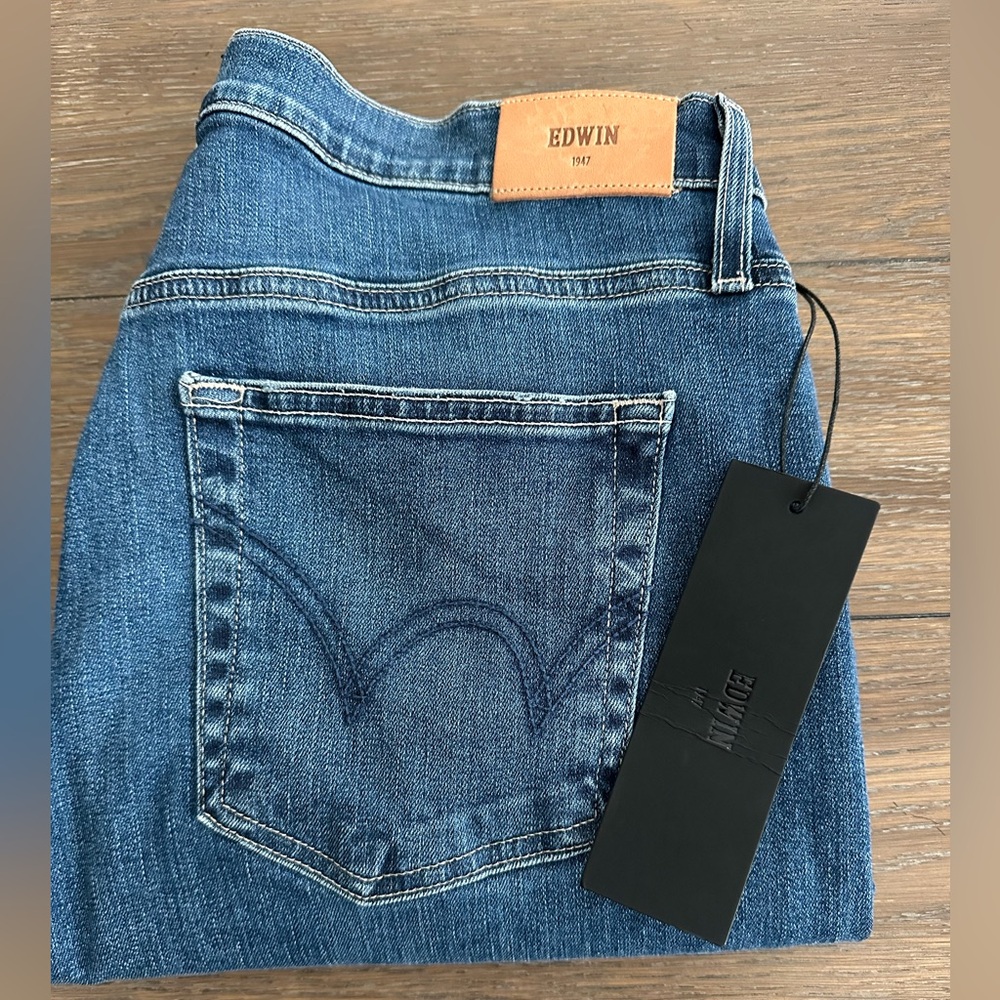 Edwin Ellin Crop Straight Leg Jeans Size 31 Inseam 26 inches Waist Across 16 NWT